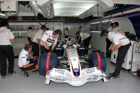 Heidfeld før en test af bilen